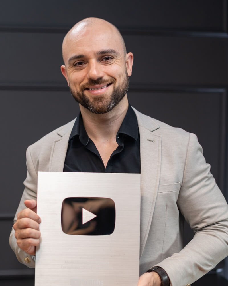 Everton com placa do YouTube